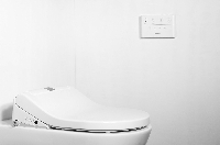 le wc japonais Maro Di 600, dans une salle de bain, avec sa télécommande murale